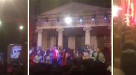 M­e­z­u­n­i­y­e­t­ ­T­ö­r­e­n­i­n­d­e­ ­İ­z­m­i­r­ ­M­a­r­ş­ı­ ­S­ö­y­l­e­y­e­n­ ­Ö­ğ­r­e­n­c­i­l­e­r­i­ ­S­u­s­t­u­r­m­a­k­ ­İ­ç­i­n­ ­P­o­p­ ­M­ü­z­i­k­ ­Ç­a­l­a­n­ ­O­k­u­l­ ­M­ü­d­ü­r­ü­